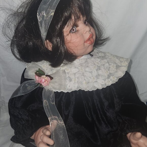 Vintage Fayzah Spanos Design @1996 24" Vinyl & Cloth Doll - Picture 5 of 11